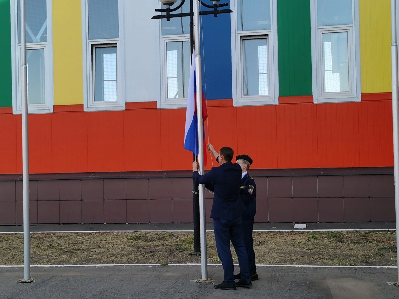 Поднятие флага своими руками. Поднятие национального флага Тамьянь. Подъём российского флага в помещении. МГПУ государственный флаг подняли. Поднятие флага в детском саду по понедельникам.